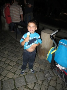 "Smurf" ice cream = happiness to rub one's belly!